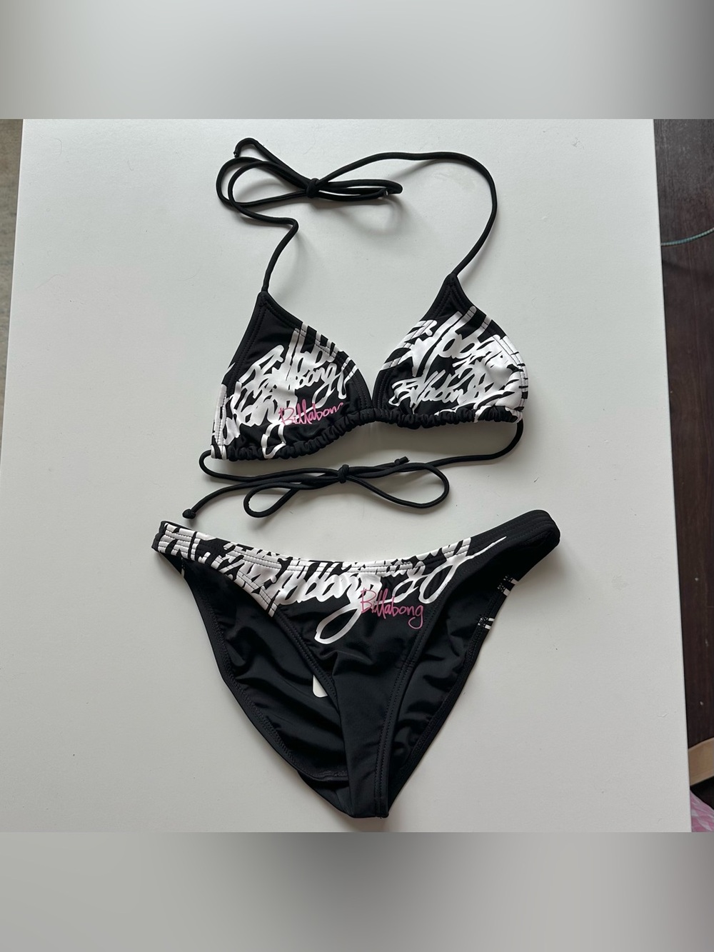 NEW VINTAGE Y2K Billabong Graffiti Black White Halter XS/S 10 Bikini Set Logo

T